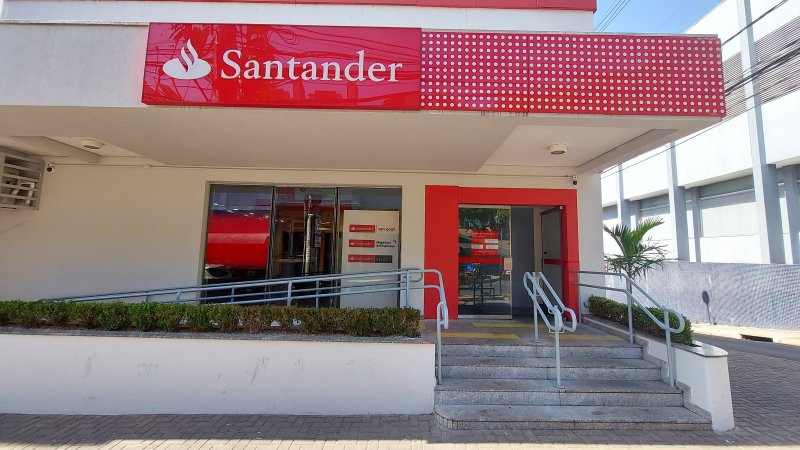 Santander amplia horário de atendimento de agências