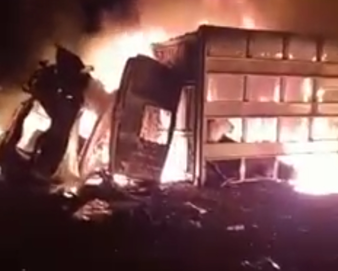 Choque entre caminhões provoca morte de motorista carbonizado