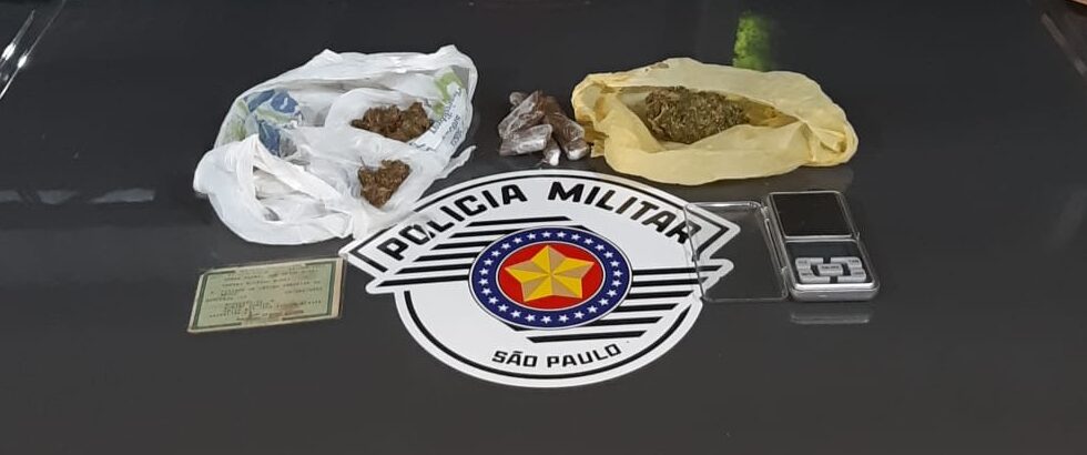 Botucatu: flagrado ao vender drogas tenta esconder-se atrás de placa em rodovia