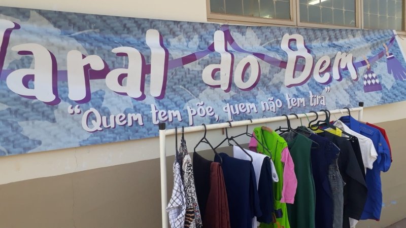São Manuel instala “Varal do Bem” para doações de roupas