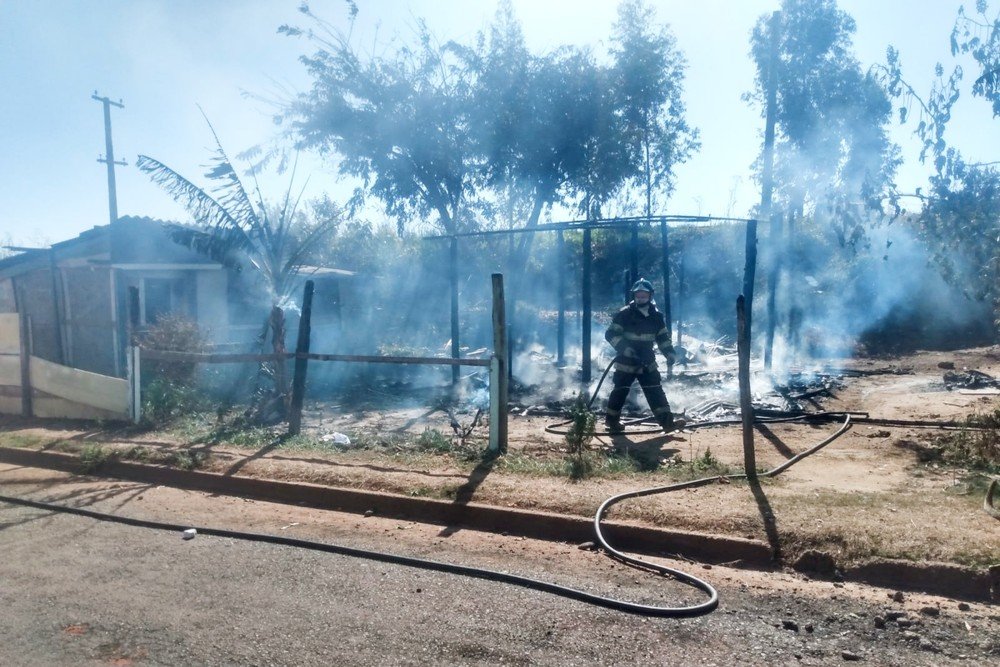 Homem é preso após brigar e incendiar a casa de vizinho