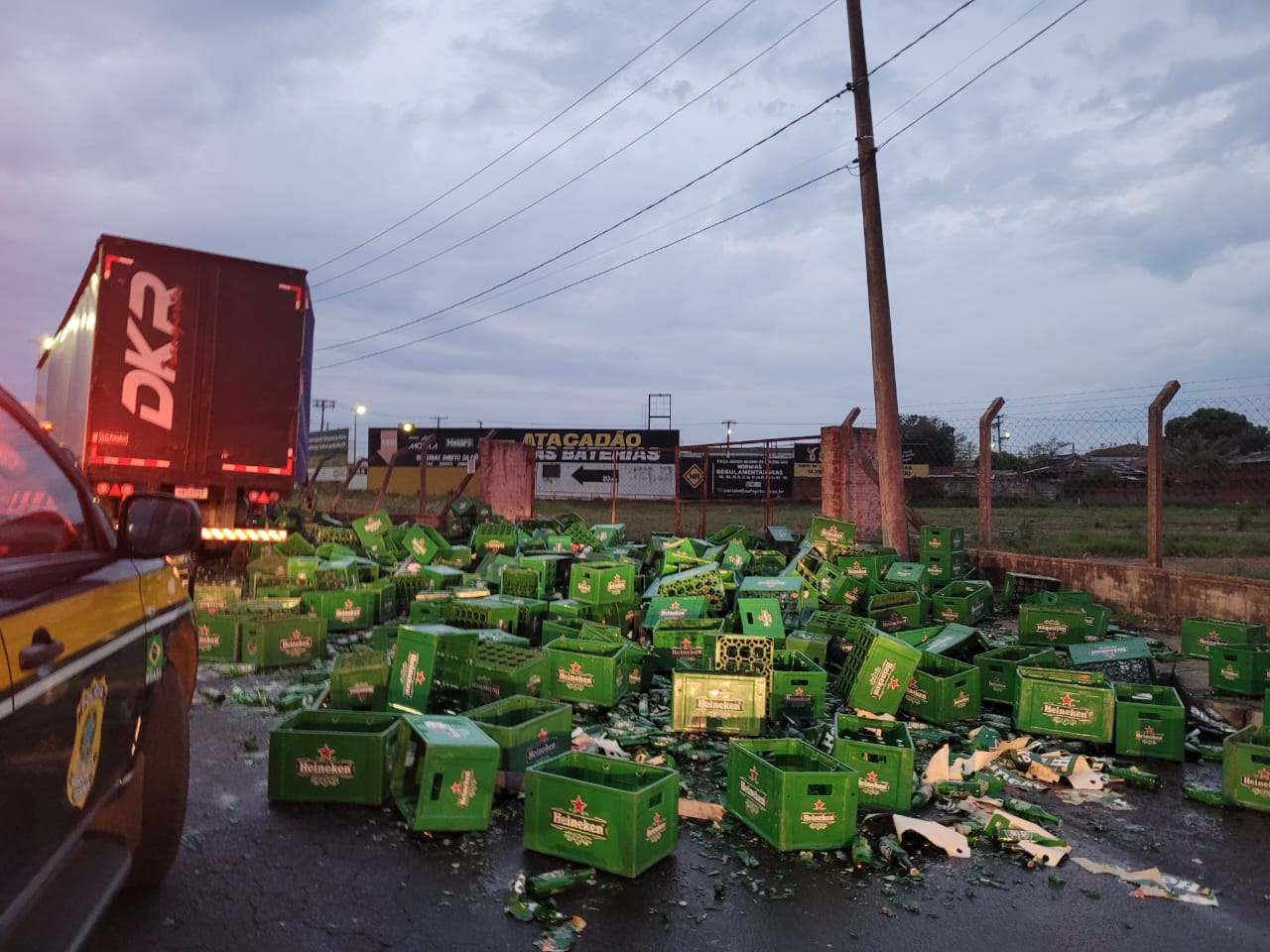 Carga de cerveja fica espalhada em rodovia após caminhão tombar