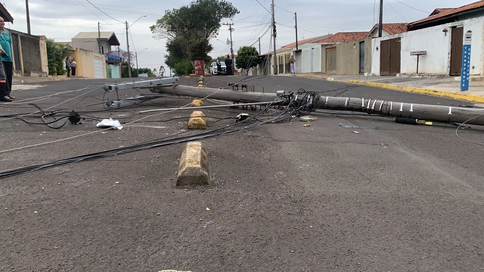 Caminhão derruba poste em avenida após enroscar em fiação