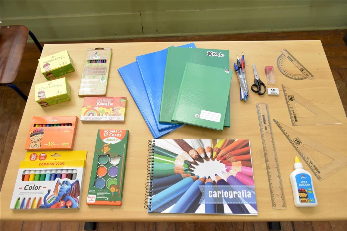 Alunos da rede municipal recebem material escolar para 2º semestre
