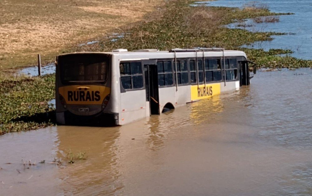 Ônibus com trabalhadores rurais passa entrada de balsa e cai no Rio Paranapanema
