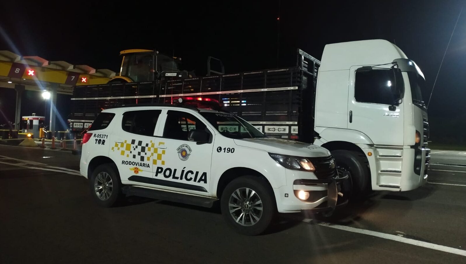 Polícia recupera trator furtado sendo transportado pela Castello Branco