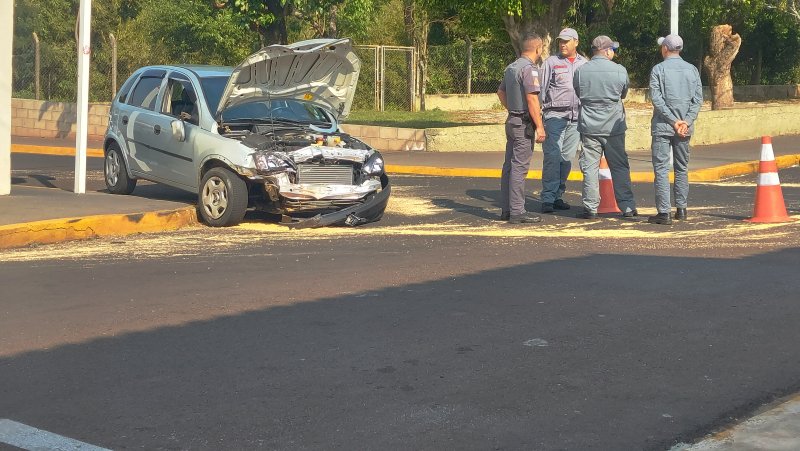 Motorista não para em preferencial e provoca acidente no Centro de Botucatu