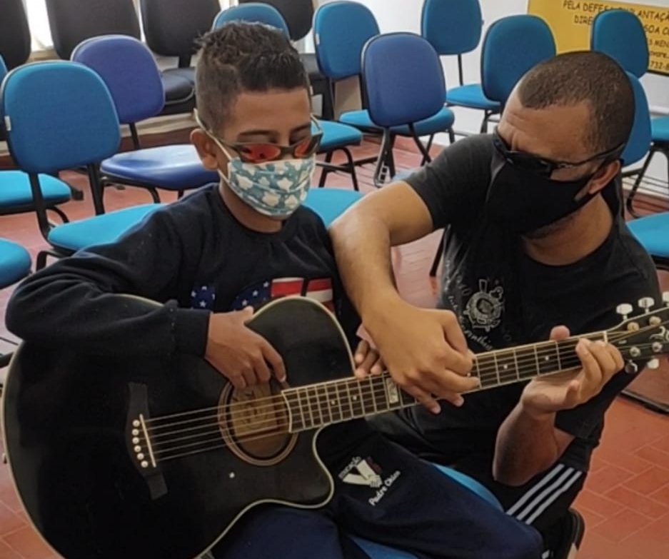 Secretaria oferece aulas gratuitas de violão, coral e flauta