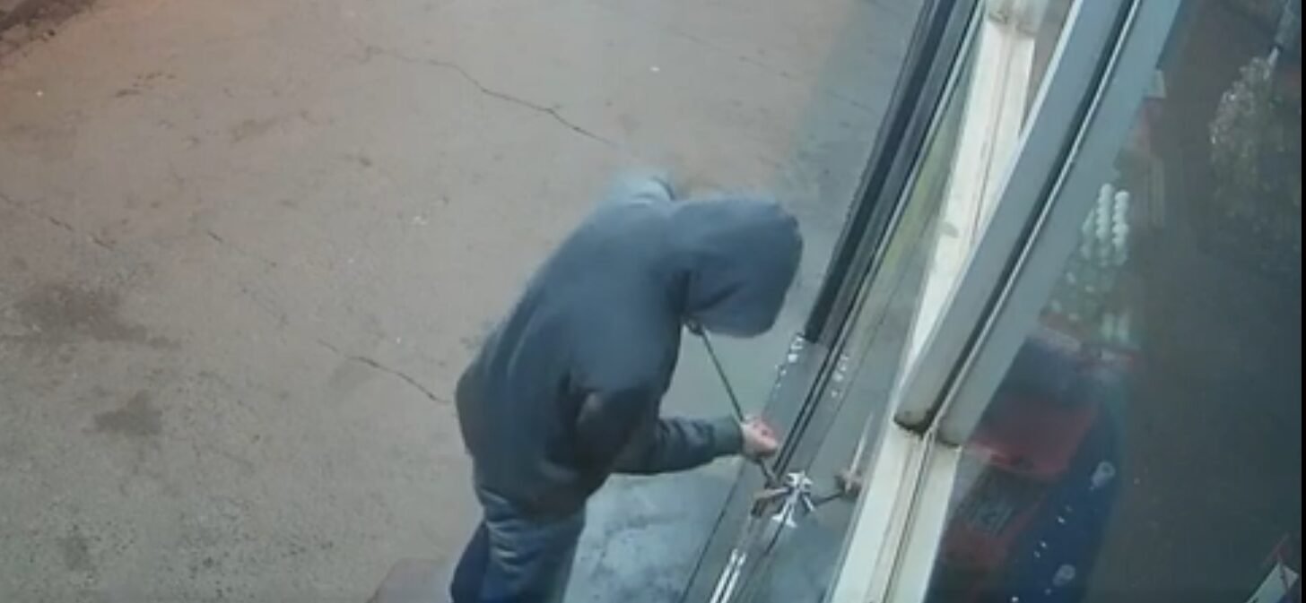 Botucatu: homem invade adega e furta dinheiro e cigarros