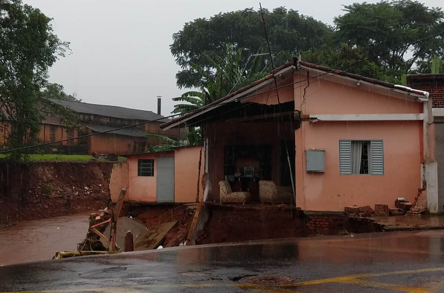 Projeto cria seguro obrigatório para indenizar desastres causados por chuvas