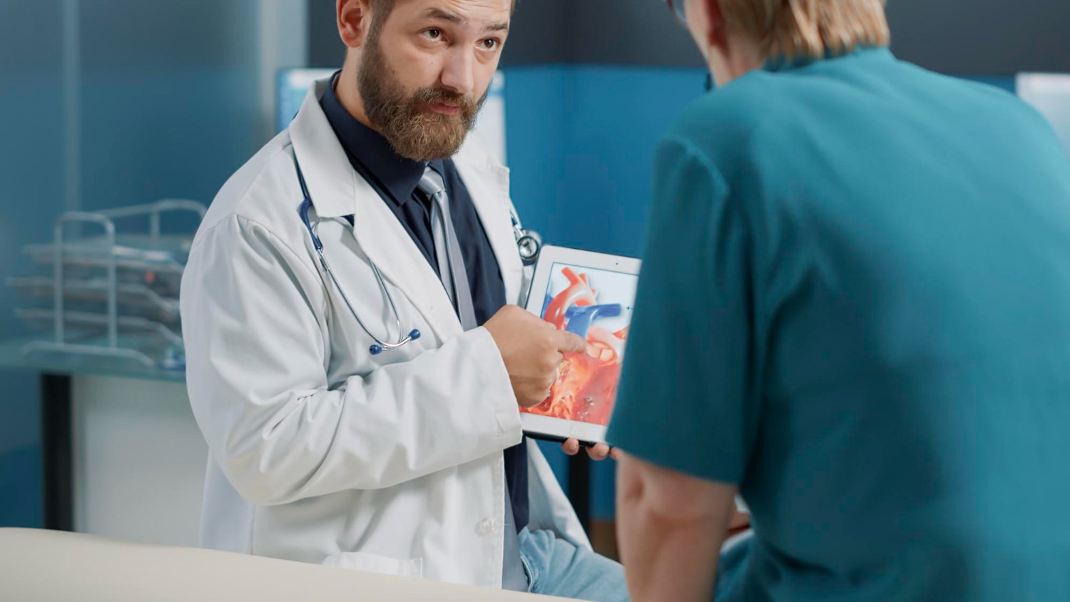 Doenças cardiovasculares podem apresentar sinais diferentes em homens e mulheres; veja sintomas para infarto e AVC