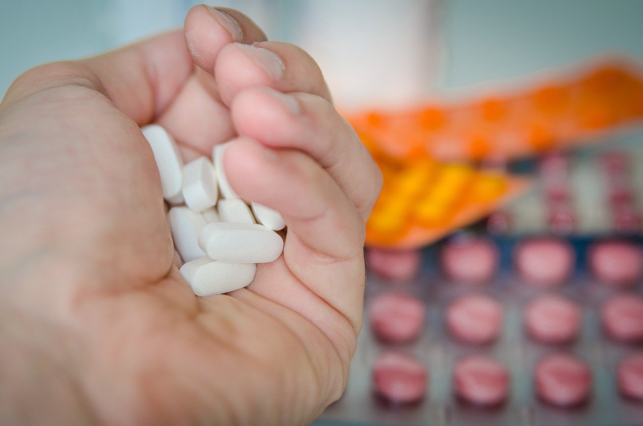 Postura da coluna na hora de tomar comprimido pode influenciar na absorção do remédio