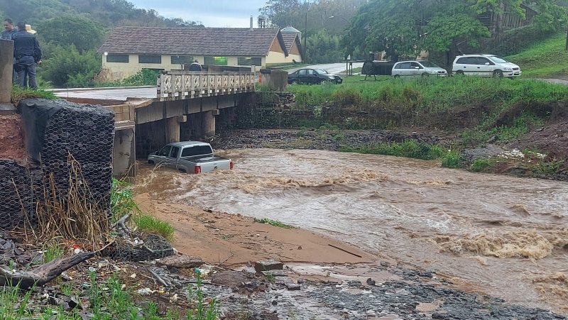 Botucatu: caminhonete é arrastada apos motorista tentar atravessar rio no Lageado