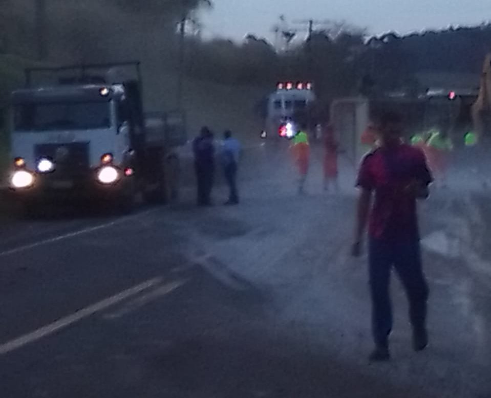 Carreta tomba e atinge carro na Marechal Rondon