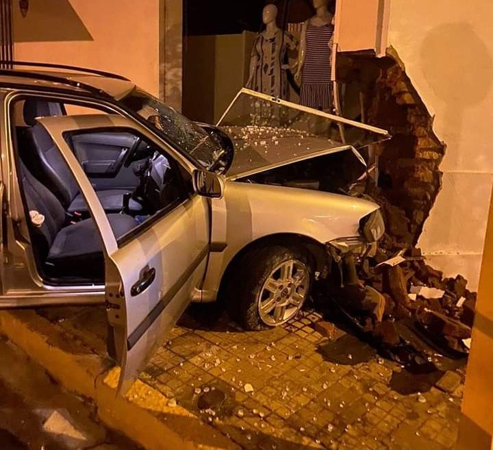 São Manuel: motorista perde controle de direção e carro invade loja