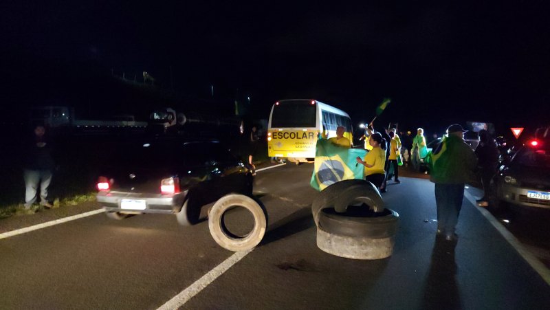 Botucatu: manifestantes ocupam a Castelinho contra a eleição de Lula
