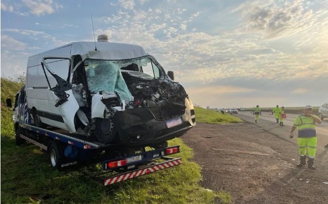 Motorista morre após bater furgão na traseira de caminhão