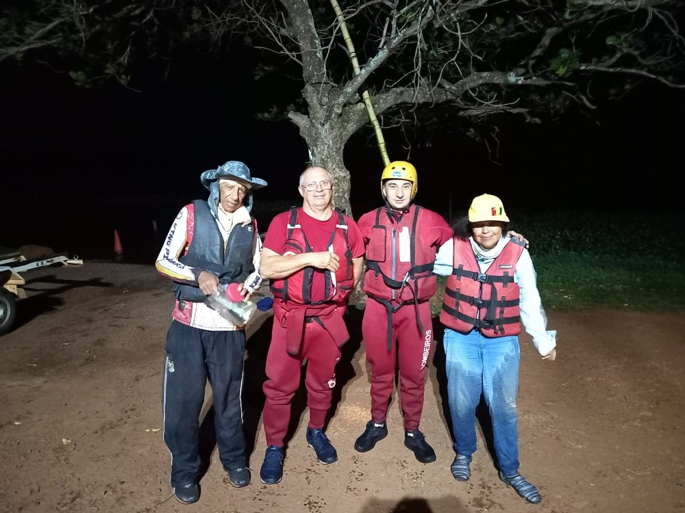 Pescadores são resgatados após ondas de quase 2 metros se formarem no Rio Tietê