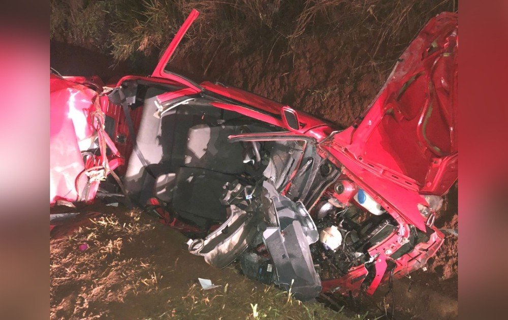 Colisão entre carro e caminhão deixa morto e feridos em rodovia