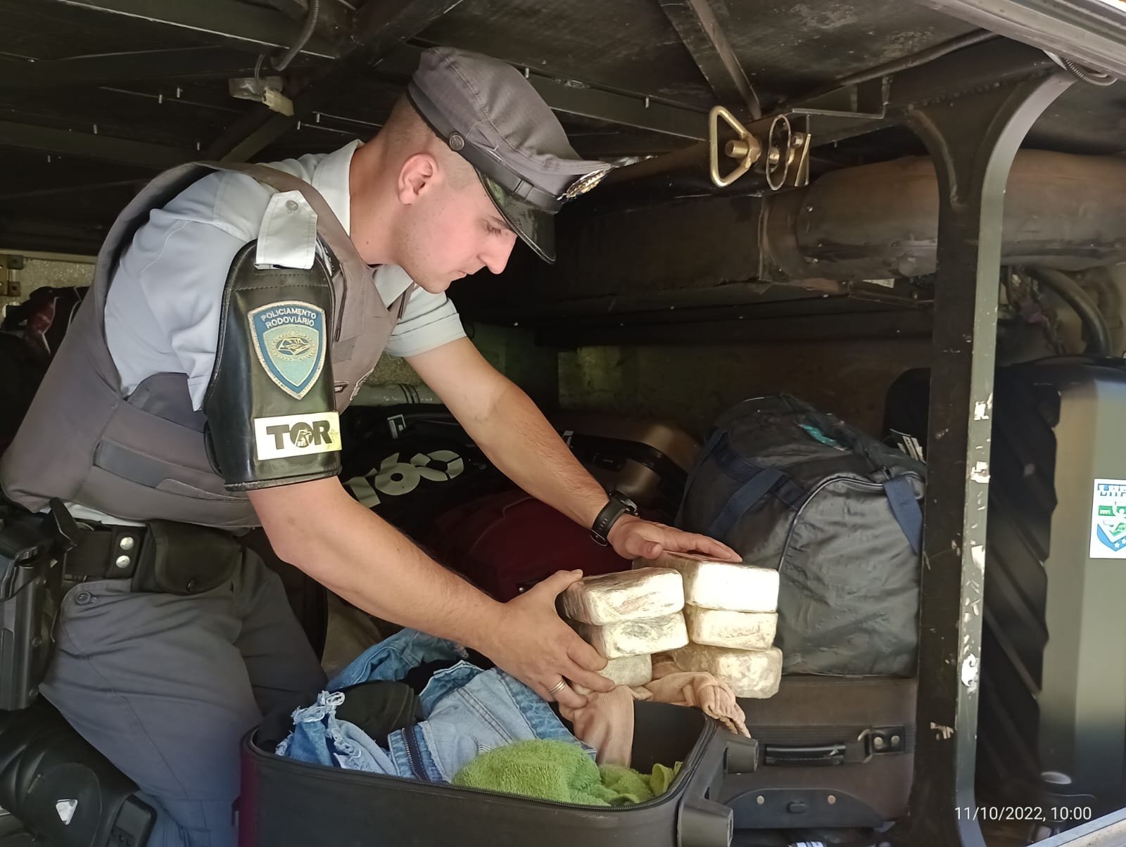 Polícia apreende 5 quilos de crack em ônibus na Castello Branco