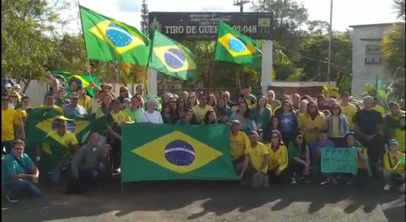 Atos pró-Bolsonaro continuam em frente ao TG de Botucatu