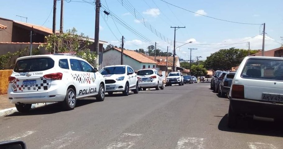 Policial militar atira contra a esposa e depois comete suicídio em Anhembi