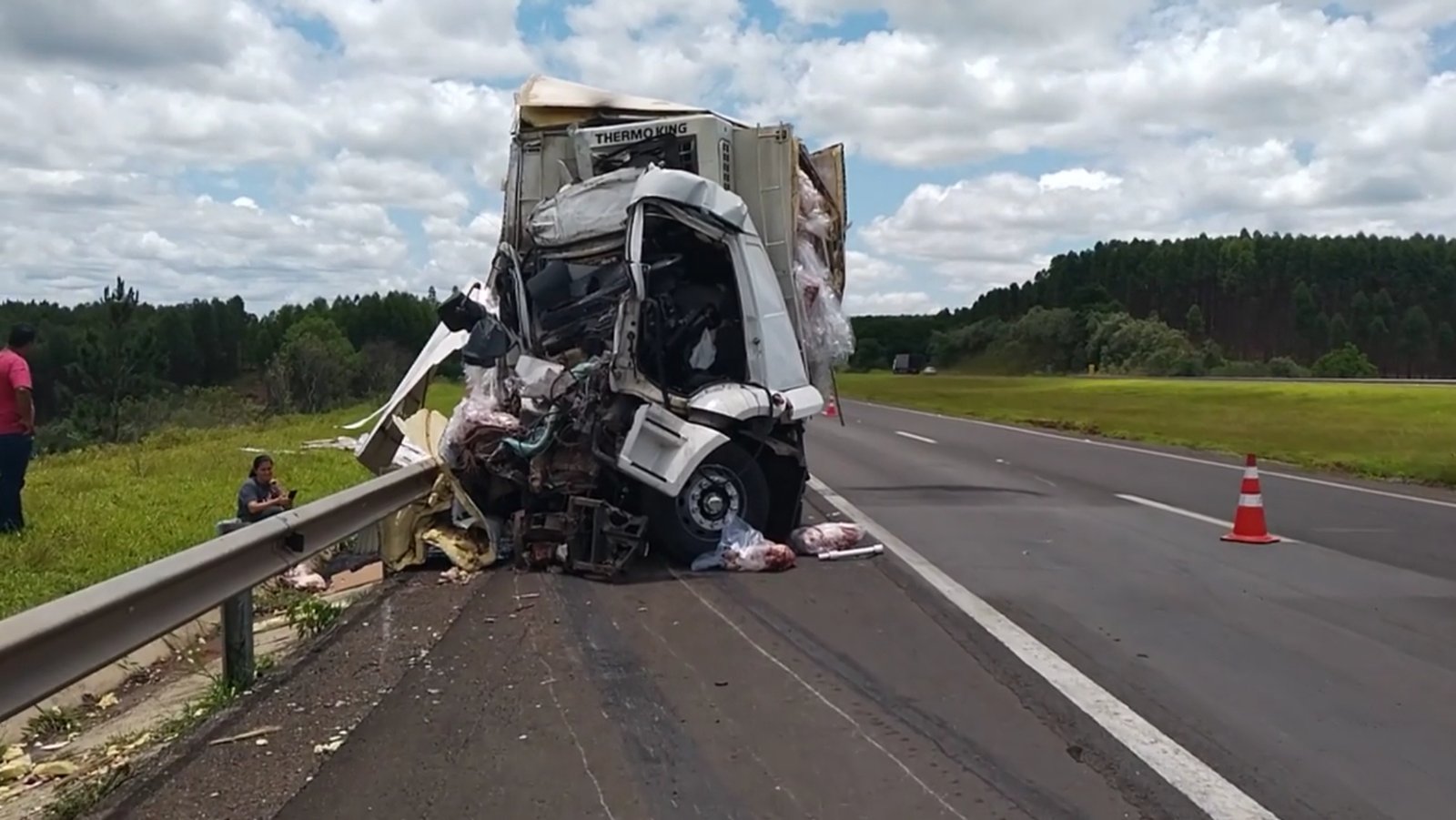 Colisão entre caminhões resulta em morte na Castello Branco
