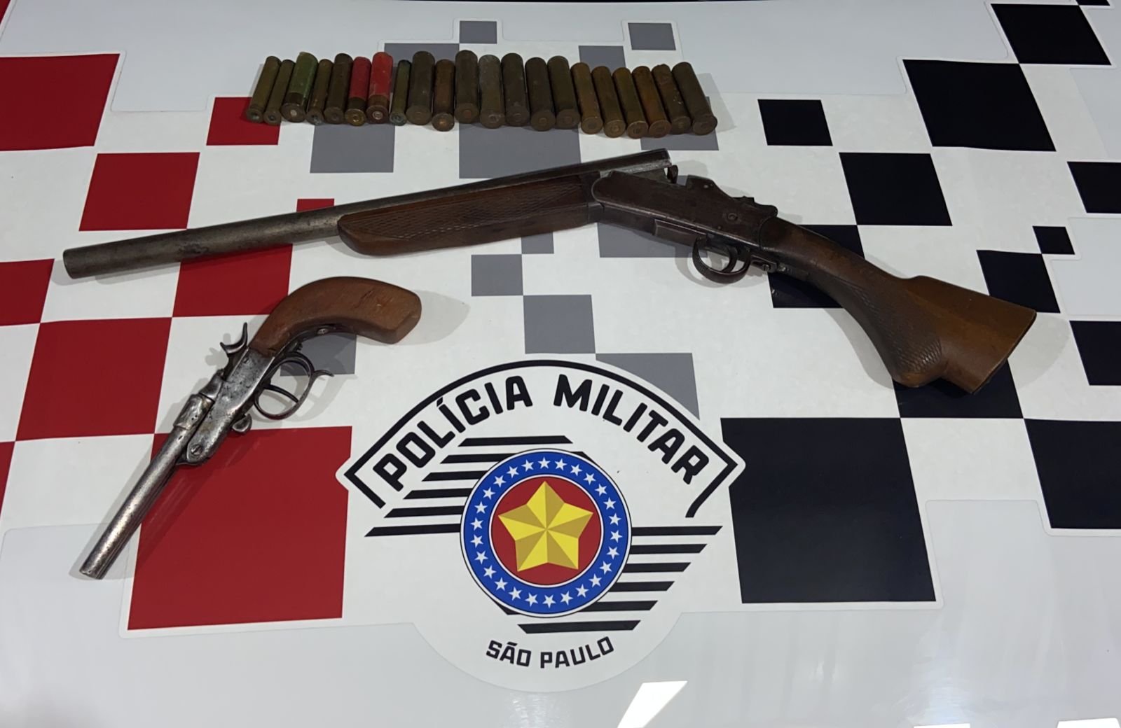 PM de Botucatu apreende armas e munições em residência; proprietário disse ter “soltado bombinha” para relaxar