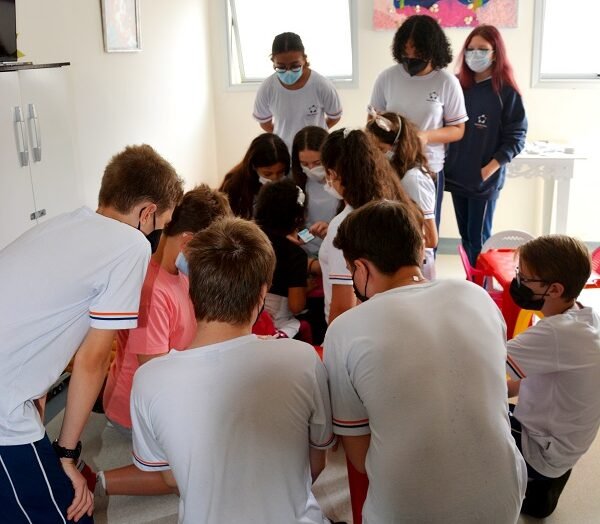 Pacientes da Oncologia do Hospital Estadual Botucatu ganham álbuns e figurinhas da Copa do Mundo