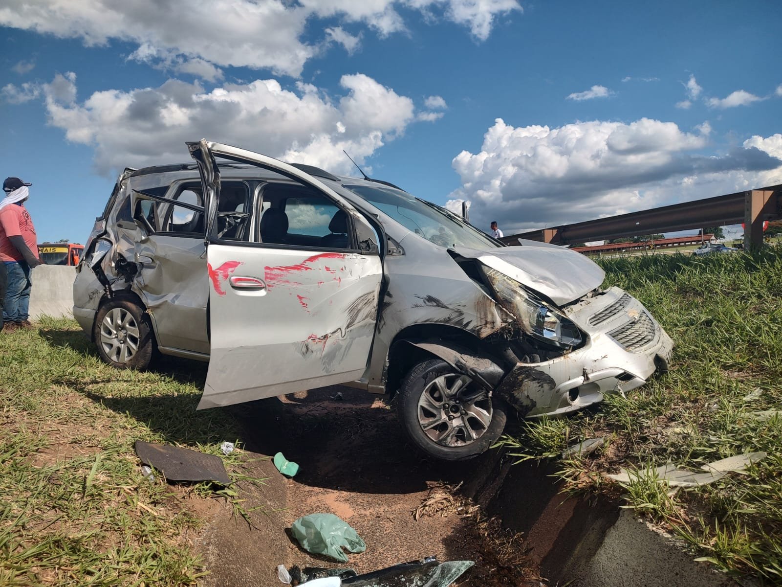 Carro pega fogo após acidente na Rondon