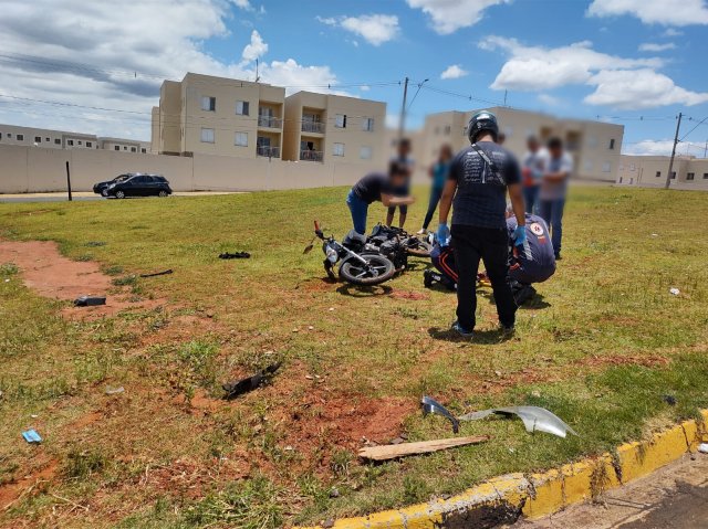 Botucatu: acidente na rotatória do Cachoeirinha fere motociclista