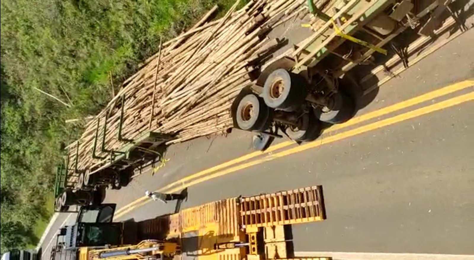 Carreta carregada de madeira tomba na Castelinho