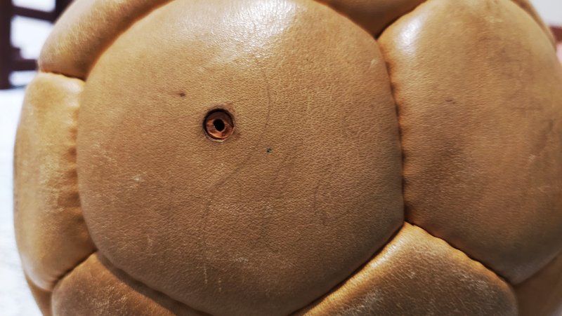 Bola da Copa de 1970, autografada por Pelé, está exposta em Botucatu