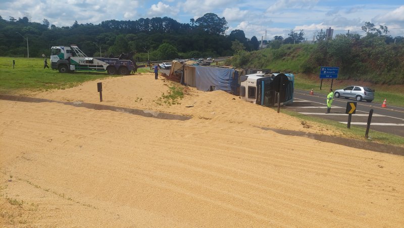 Carreta que transportava 40 toneladas de milho tomba na Rondon, em Botucatu