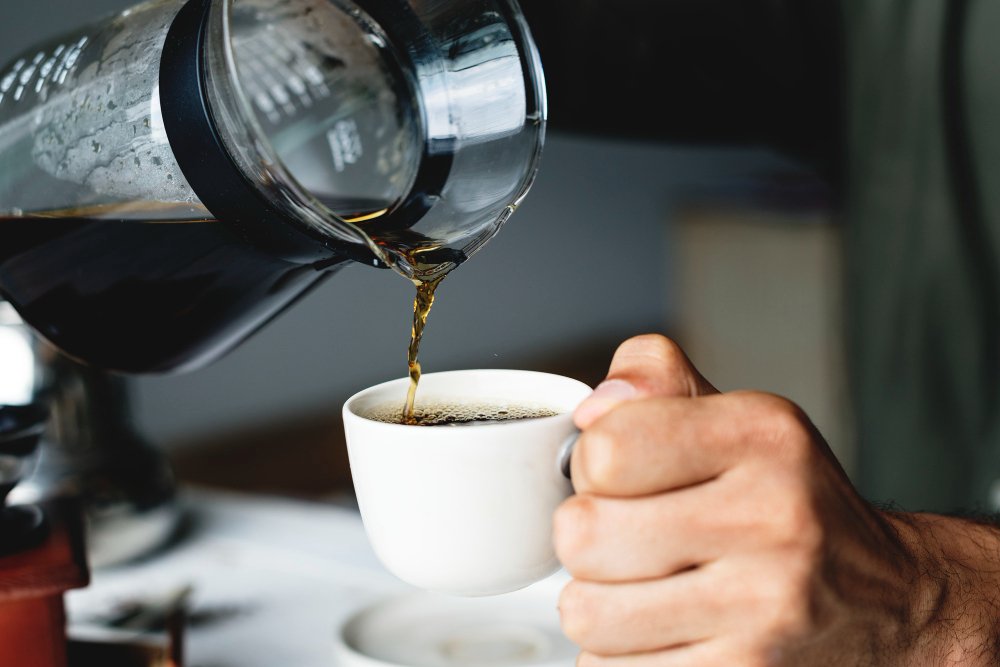 Beber café ao acordar faz mal? Sem comprovação, dúvida se espalha nas redes