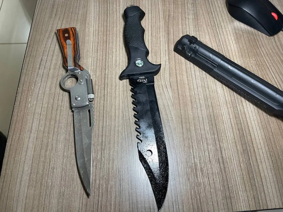 Jovem invade escola, esfaqueia professores e mantém educadores reféns