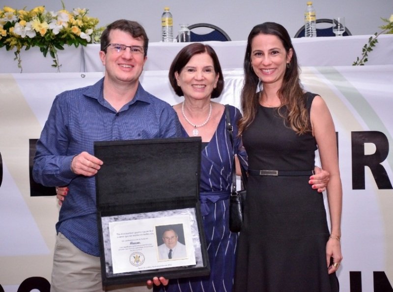 Professor da Unesp Botucatu, Flávio Massone homenageado em Congresso do CBAV