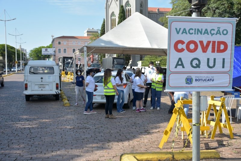 Botucatu: mais de 360 idosos recem a 3ª dose de reforço da vacina contra Covid