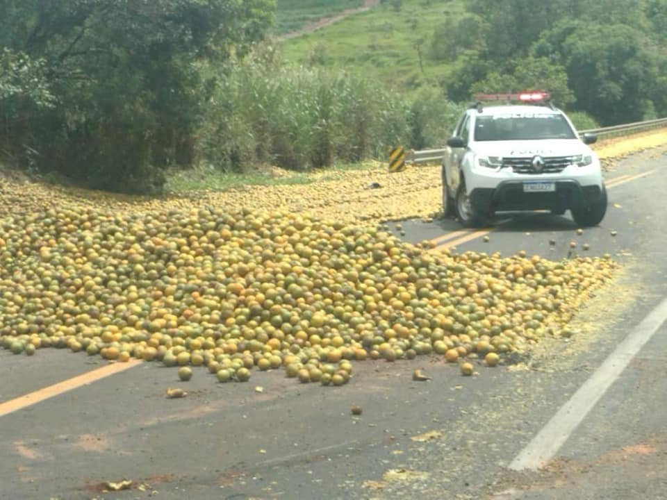 Carreta carregada com laranja tomba na SP 255, em Botucatu