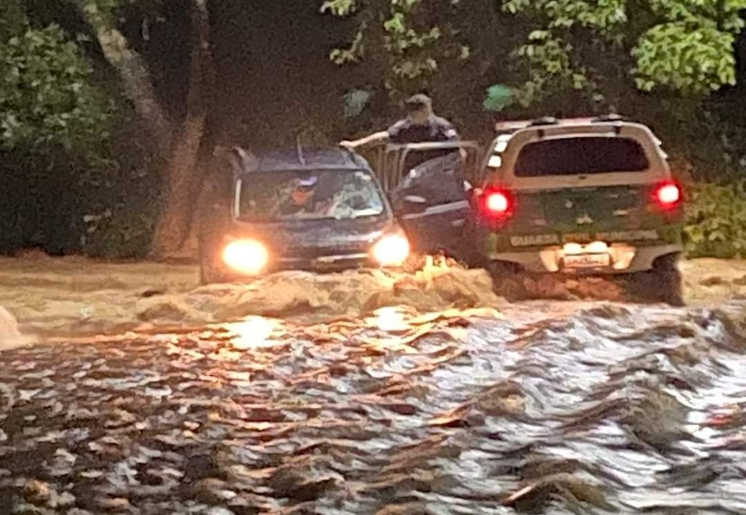 Itatinga: casal de idosos é resgatado após carro ser arrastado pela enxurrada