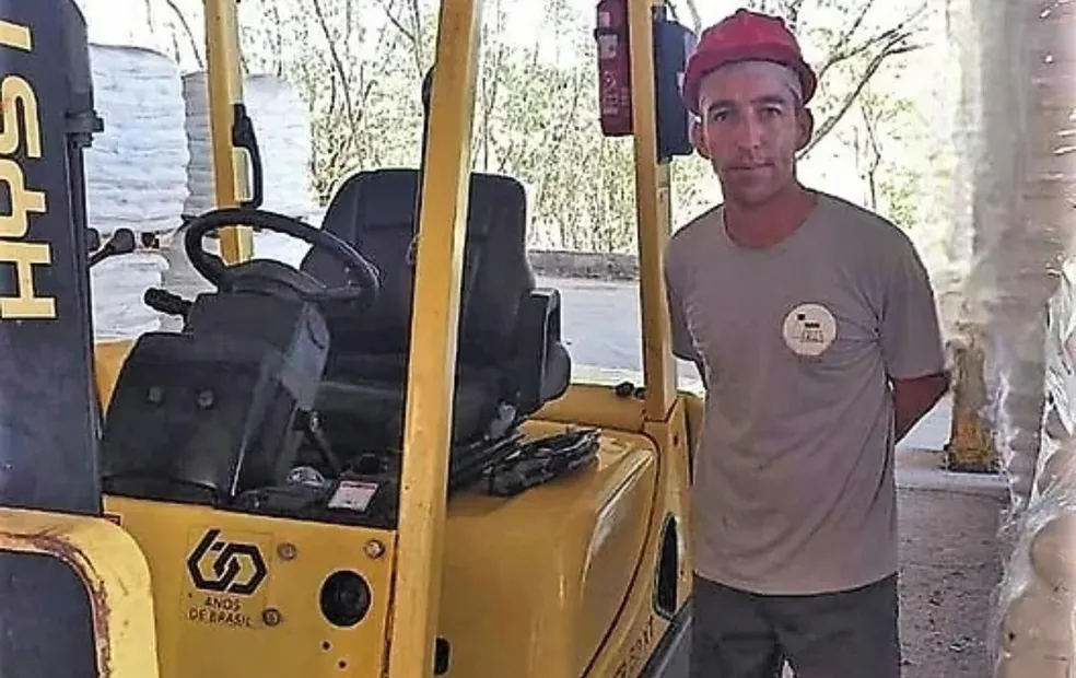 Operador de empilhadeira morre ao ser atingido por paletes carregados com produtos químicos