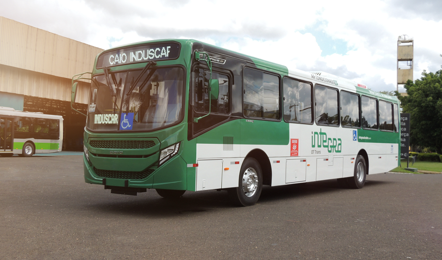 Caio entrega 39 novos ônibus para transporte coletivo de Salvador