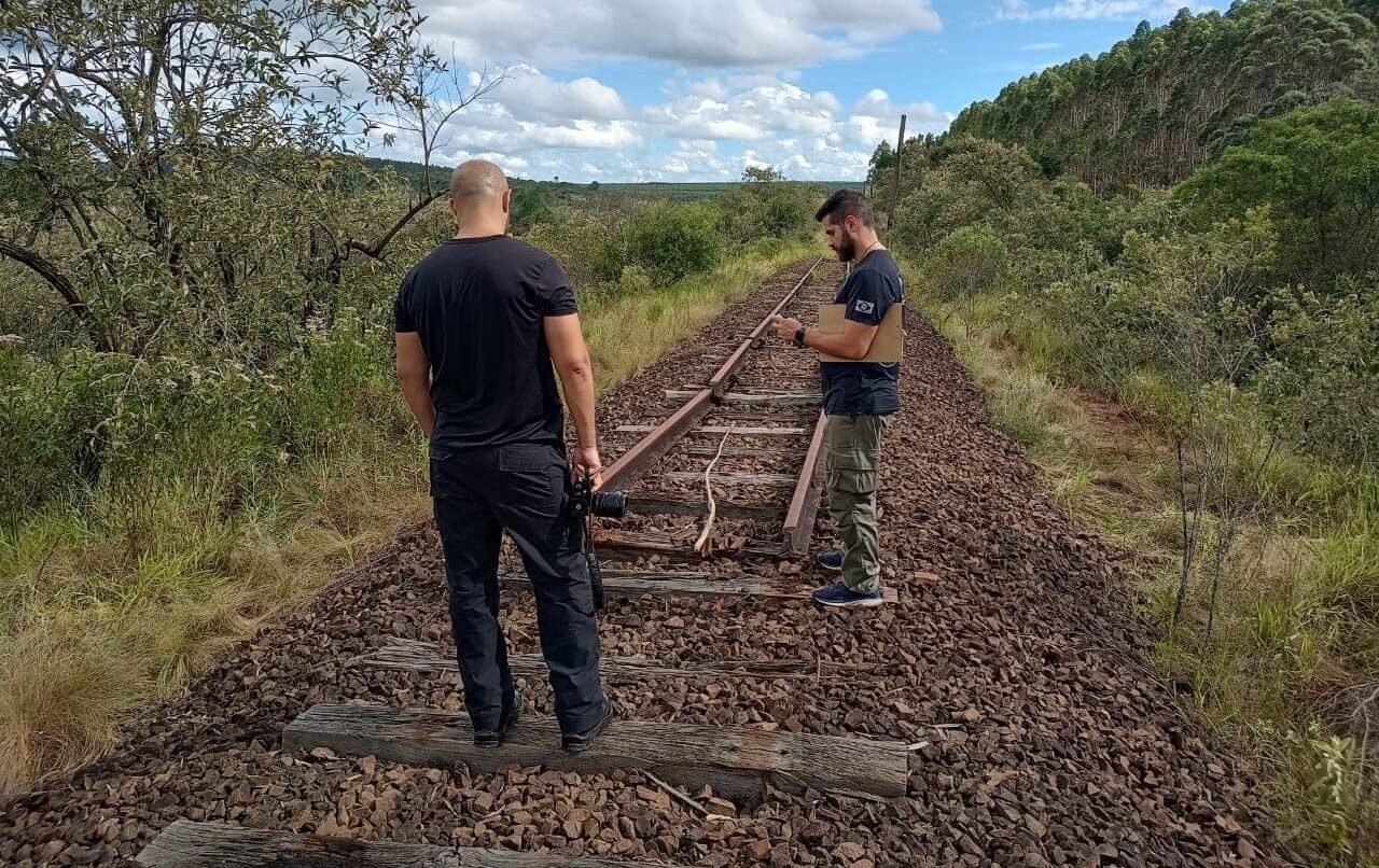 Caminhão atola e trio é preso por furtar trilhos de trem