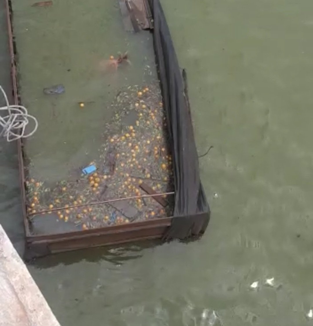 Caminhão cai no Rio Capivara, em Botucatu