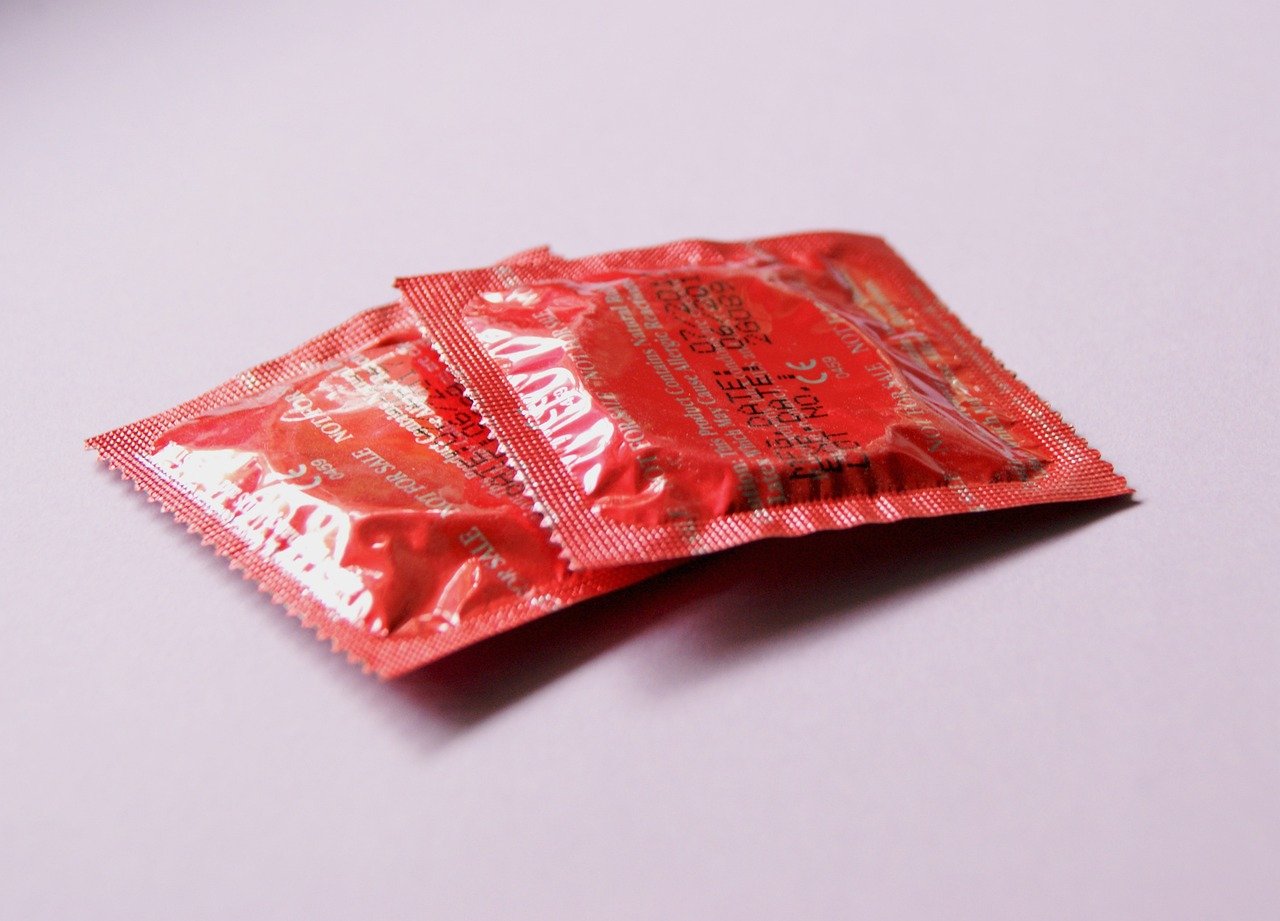 Anvisa suspende lotes de preservativos por falha em testes