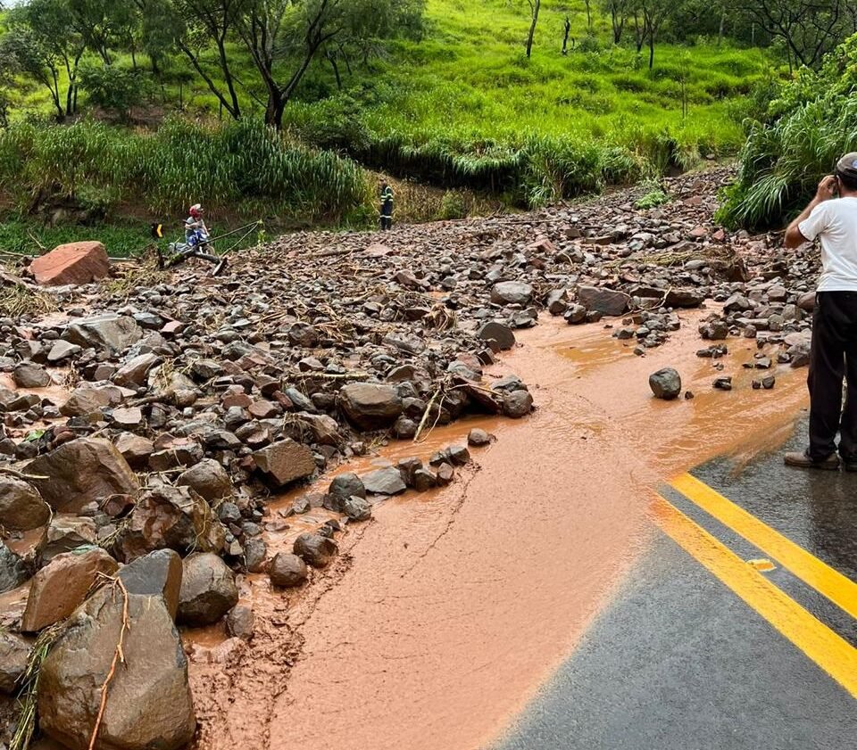 Deslizamento de terra interdita rodovia em Santa Maria da Serra