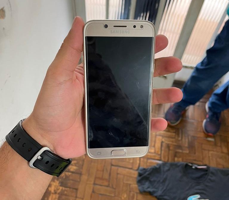 Homem entra em clube esportivo e furta telefone celular