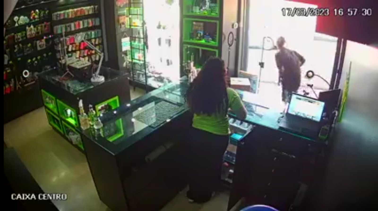 Loja de celular é alvo de furto