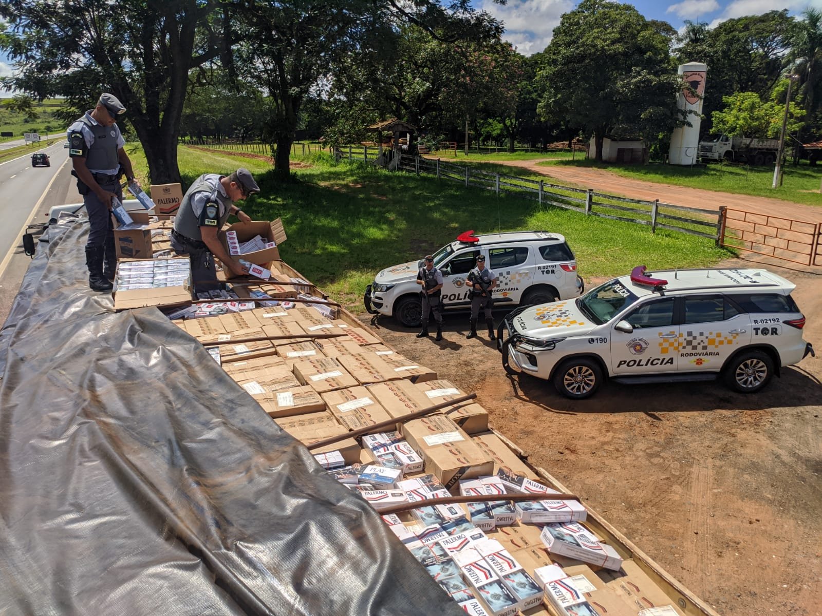 Polícia apreende carreta com 400 mil maços de cigarros contrabandeados