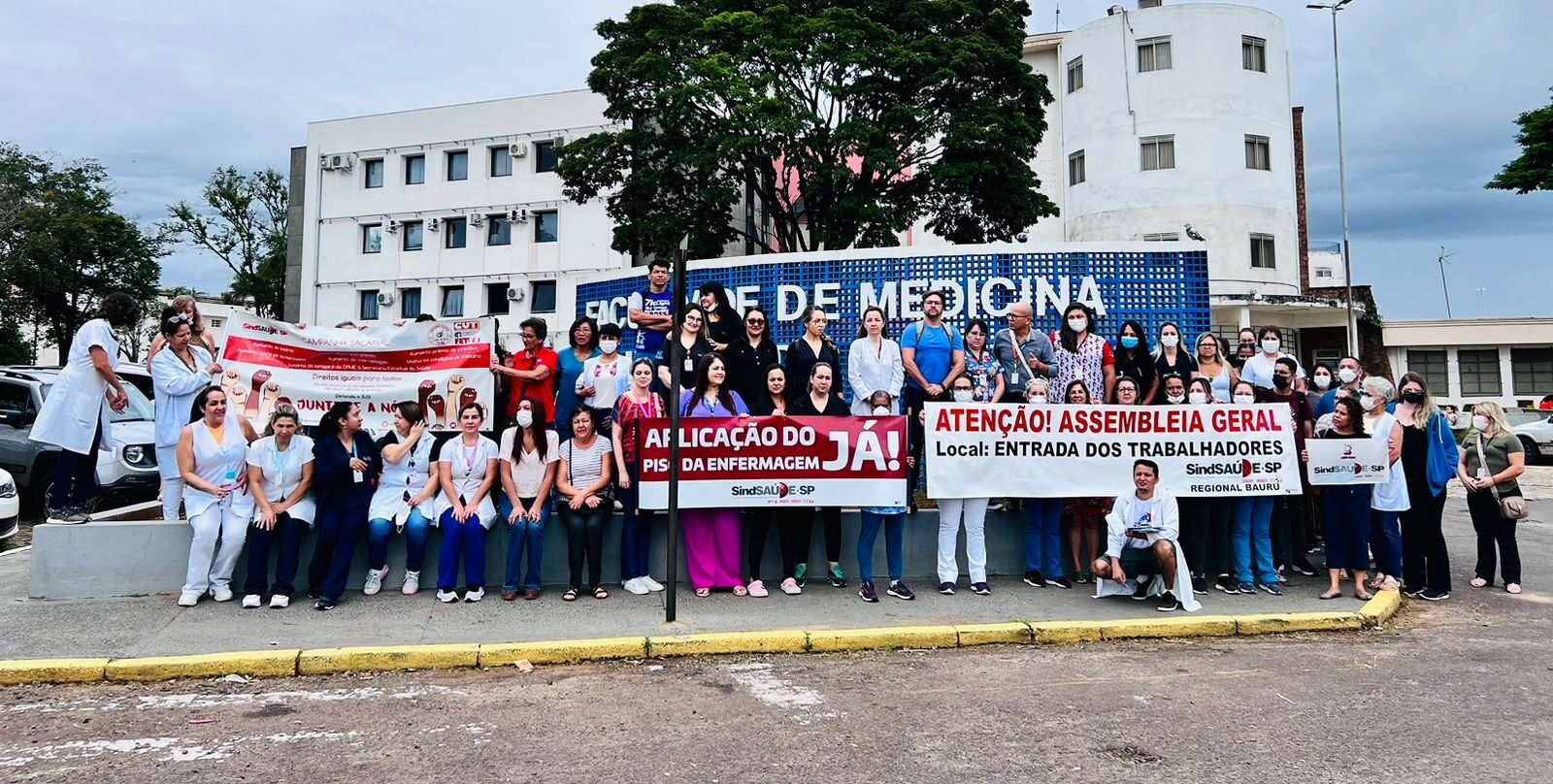 Profissionais da enfermagem fazem manifestação no Hospital das Clínicas